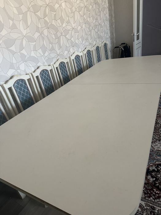 Стол со стульями в Зал