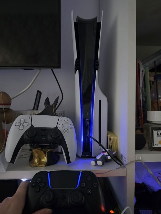 PS5 pro + 2 controlere + stand vertical + disk drive +cont cu jocuri