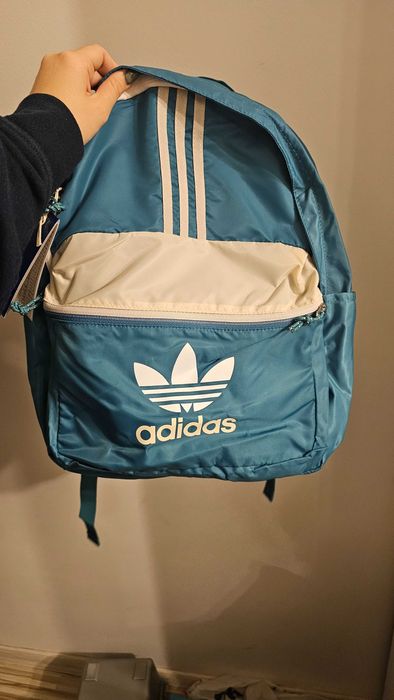 Продавам нова раница Адидас черна и синя