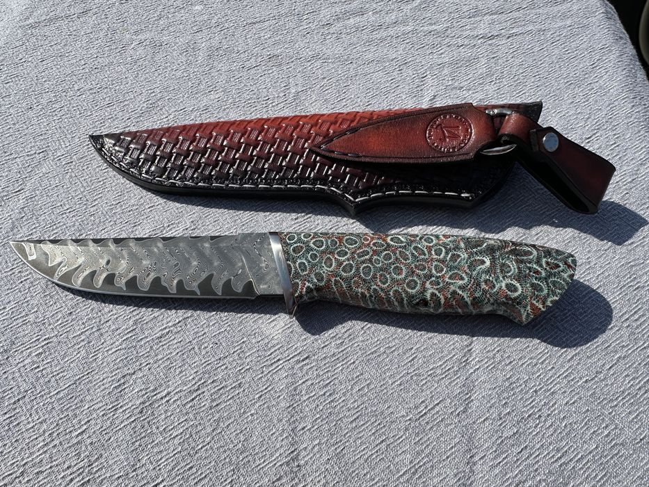Ловен нож дамаск и стабилизиран корал