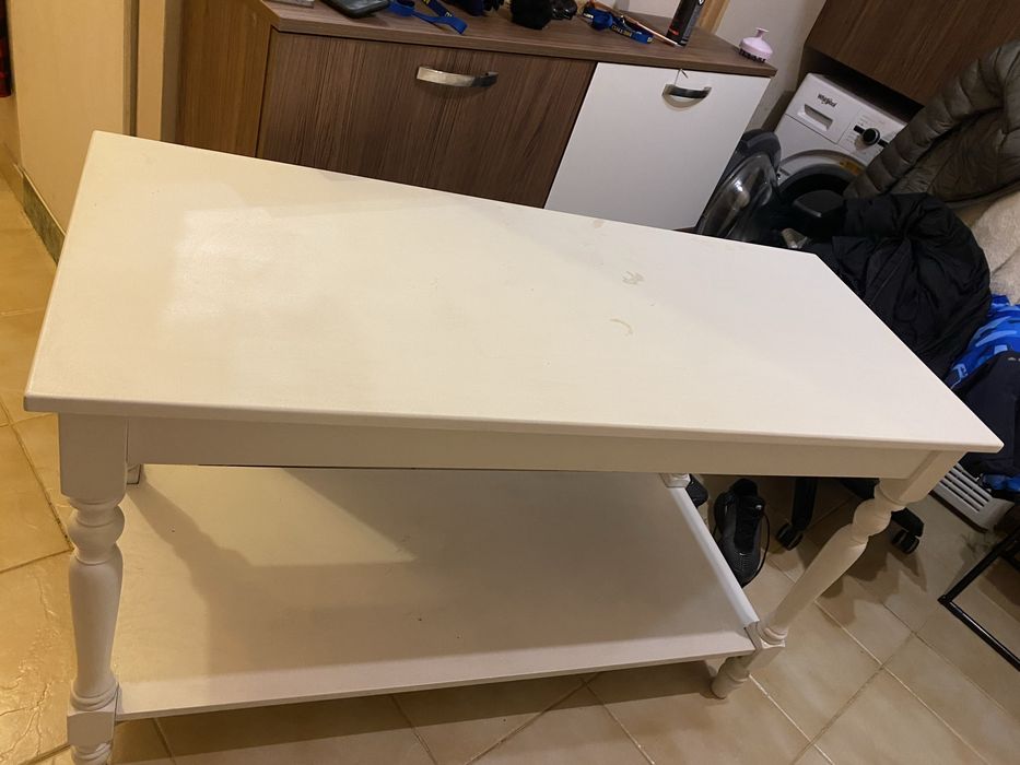 Маса подходяща за Тв и тоалетка