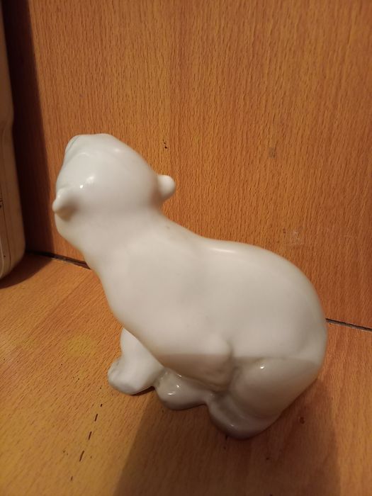 Продам фарфоровую статуэтку