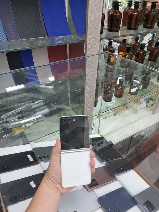 Samsung Z Flip5 xotirasi 8/256 Gb