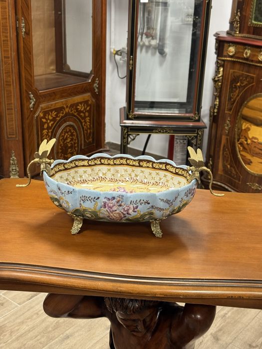 Fructiera deosebita din portelan cu ornamente din bronz