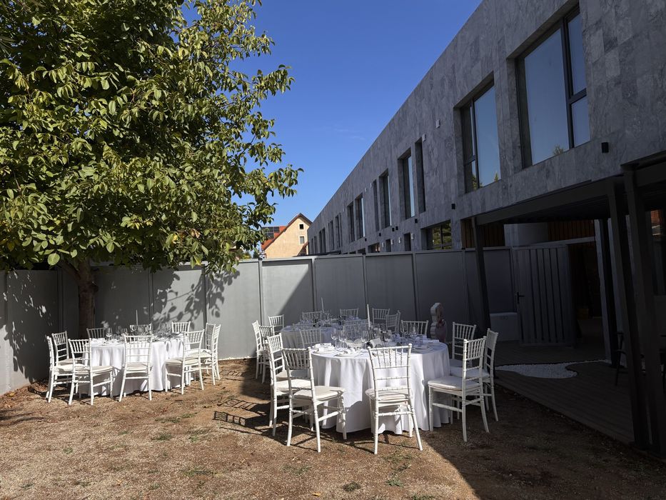 Inchiriem mese, scaune, corturi pentru evenimente