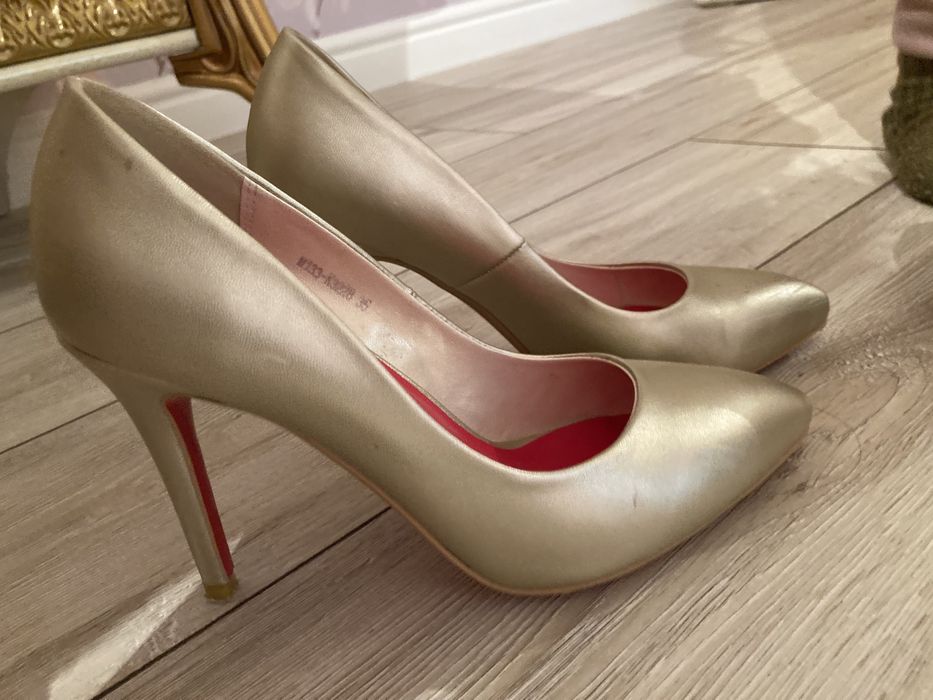 Туфли золотистого цвета