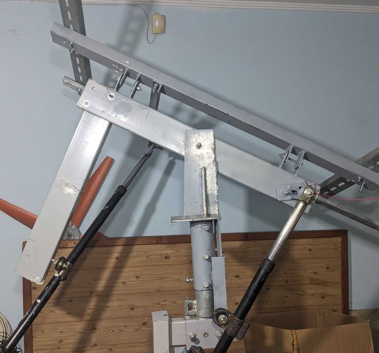 Tracker panouri solare fotovoltaice cu o directie si cu doua