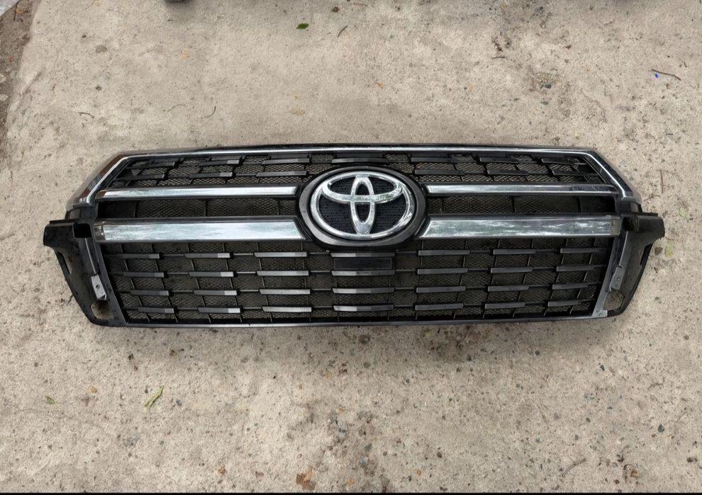 Решетка радиатора Land Cruiser 200