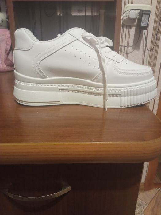 Продам кроссовки женские