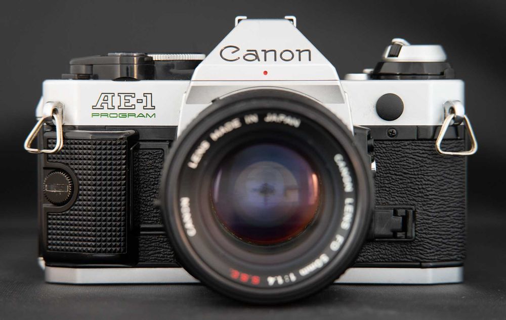 Aparat fotofilm Canon AE-1 Program cu obiectiv Canon 50mm 1.4 S.S.C