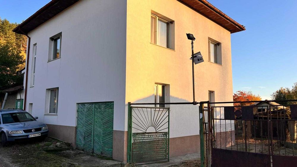 ПРОДАВА СЕ: Просторна двуетажна къща с двор и чудесна локация!