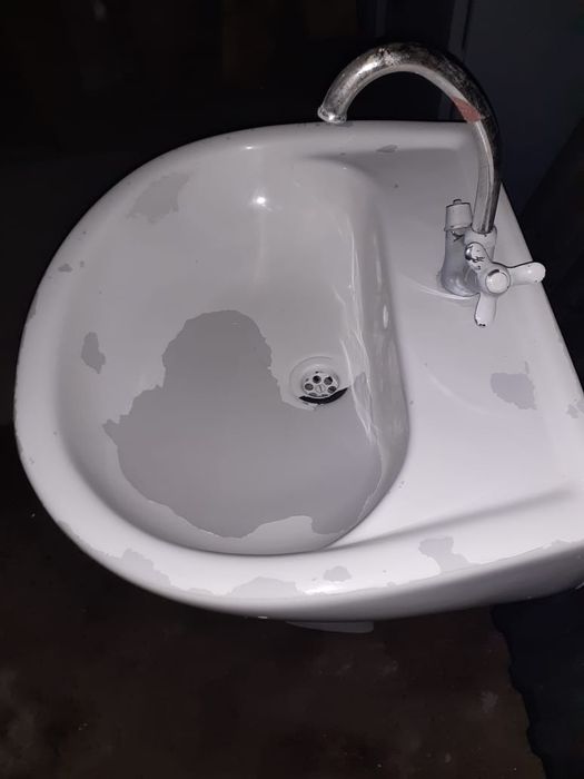 Раковина со смесителем.