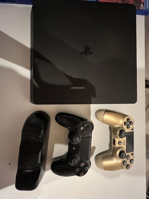 ps 4 с четири игри и три контролера