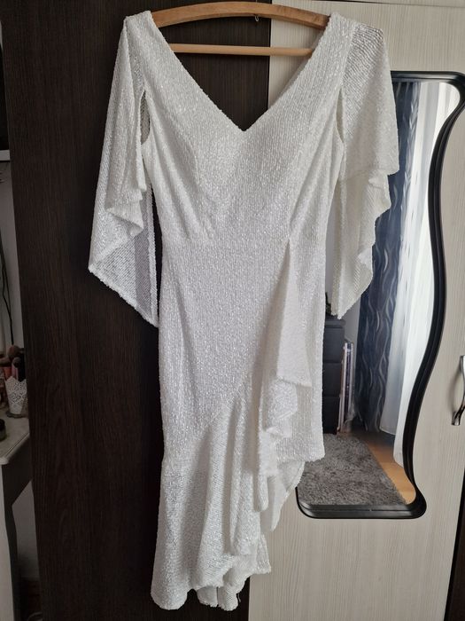 Vand rochie alba cu paiete potrivita pentru cununie civila, petreceri.