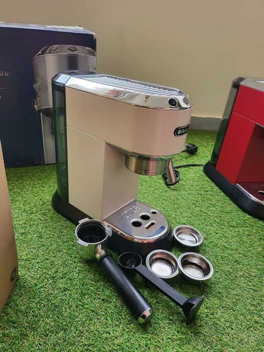 Кафемашина с ръкохватка Делонги DeLonghi Dedica EC685W Бяла