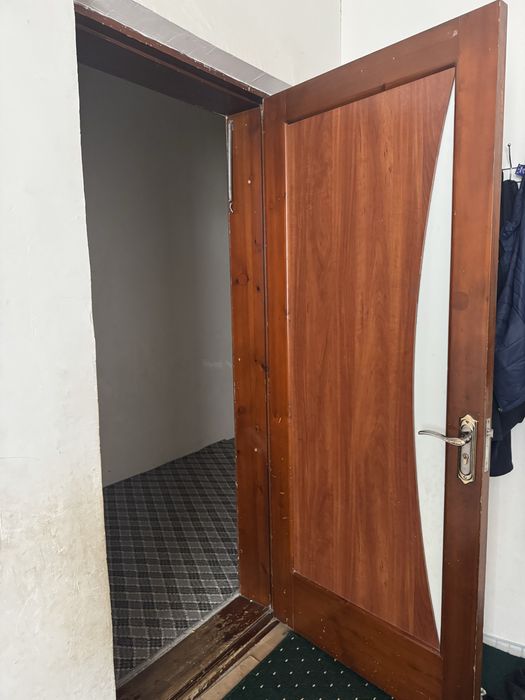 Eshik lar bor. sotiladi. Xolati. Zor xolatda