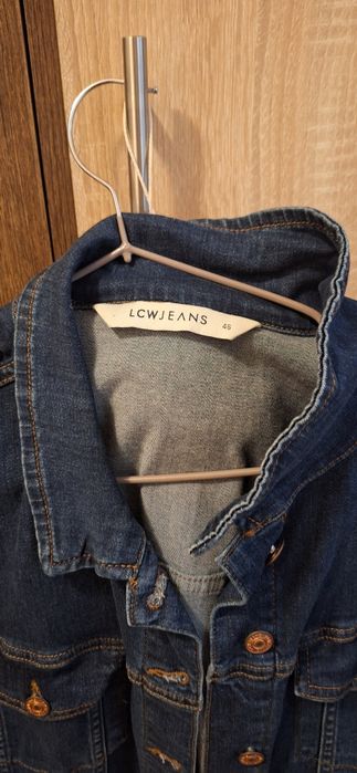 Vând geaca de blugi purtata o singura data