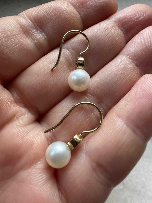 Pereche de cercei din aur galben, decorată cu diamante și perle Akoya,