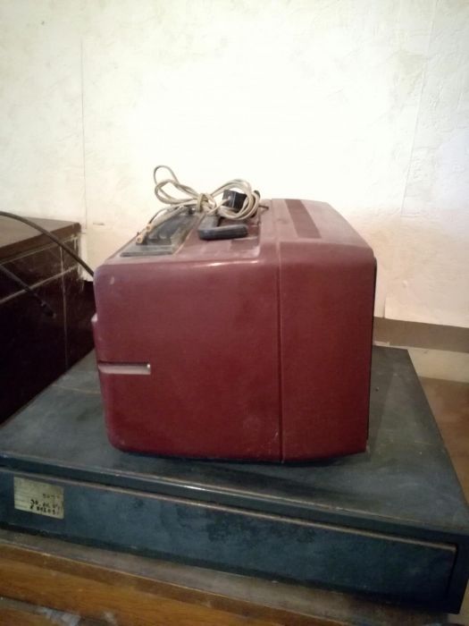 Портативен цветен телевизор 1981г.