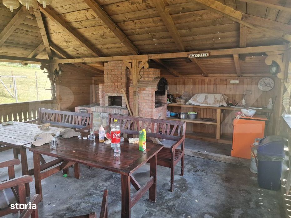 Casa cu 2 cladiri, foisor generos si teren de 3300 mp - Cornesti