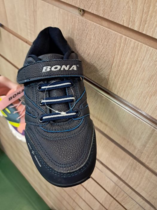 Спортивные туфли.