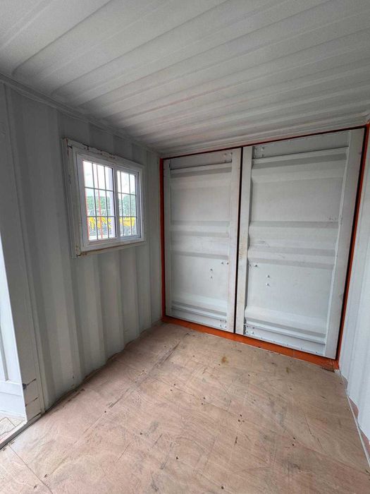 Container maritim mărime 3.00x2,23x2,51 cu usă si geam pe lateral