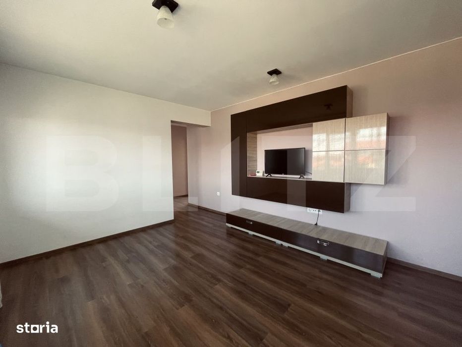Apartament cu 3 camere, 72 mp, cu parcare, in zona Eroilor.