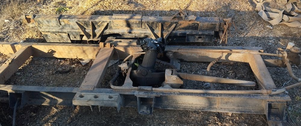 Продам кузов сельхозник в комплекте полурамник подъемник.