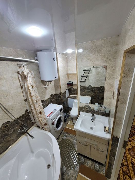 Шахар марказида жойлашган 3 хонали квартира ижарага берилади