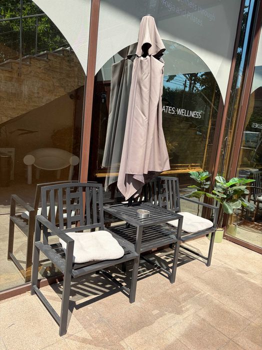 Set mobilier exterior: 2 fotolii, masuta si umbrela