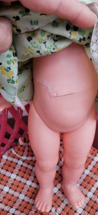 vand  papusa  aradeanca  cu  o fisura la burtica 57cm 130 lei