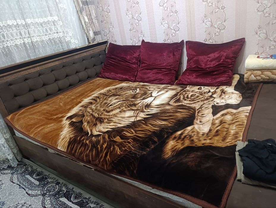 Продаётся спальная гарнитура! Двухместная Спальня кровать , шкаф, трем