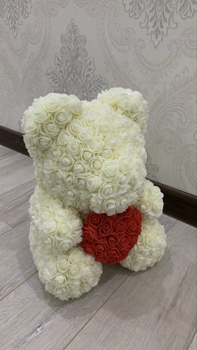 Мишка из искусственных роз