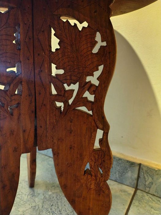 Прекрасна Дървена Масичка-Дърворезба