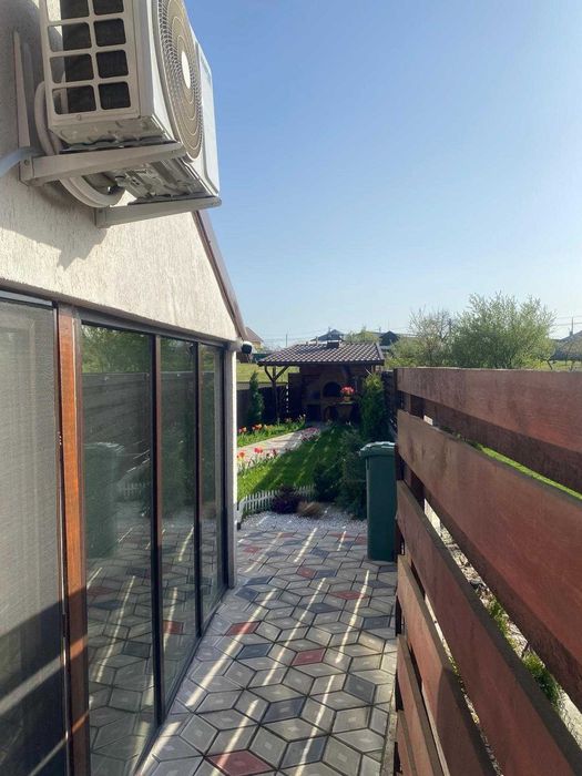 Vand casa cocheta si discreta aproape la pret de cheta
