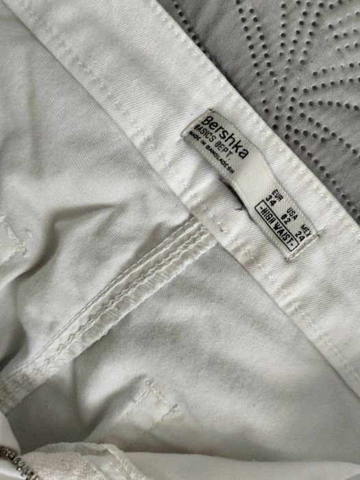 Белые джинсы и брюки