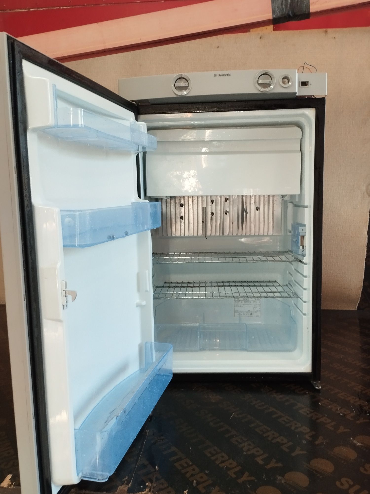 Хладилник на газ 12 волта за кемпер каравана гр. Варна м-т Траката • OLX.bg