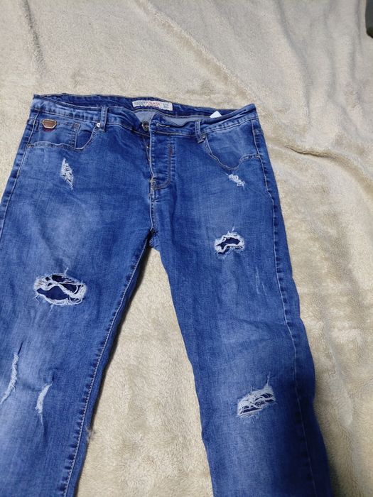 Vând 2 hanorace și 1 pereche pantaloni blugi