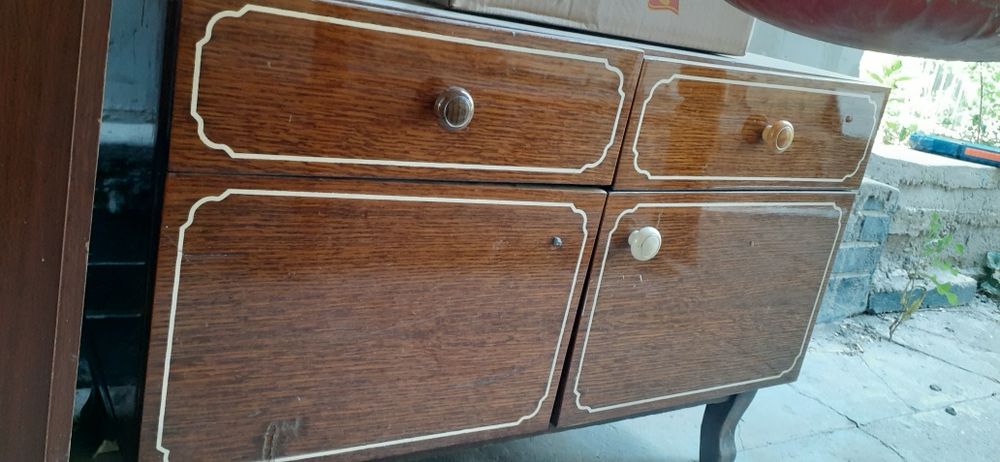 Трюмо с заркалом и 2 тумбочки