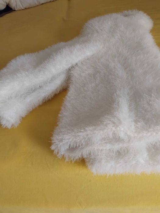 Дамска плетена жилетка бяла