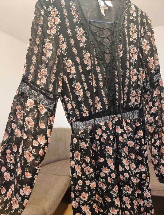 Rochie neagra cu flori si croi special