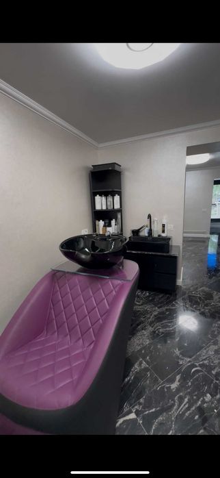 inchiriez post frizerie si manichiura