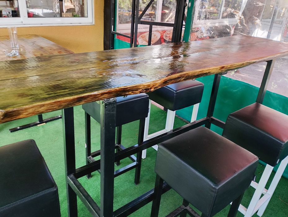 Продавам бар маса от масивно дърво.чам.