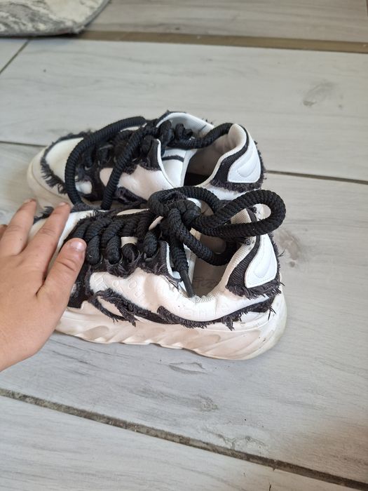 Vând papuci foarte faini