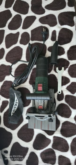 Aceasta este o mașină de frezat Parkside Biscuit Jointer PFDF 900 A1