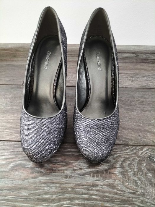 Vând pantofi eleganți de seara