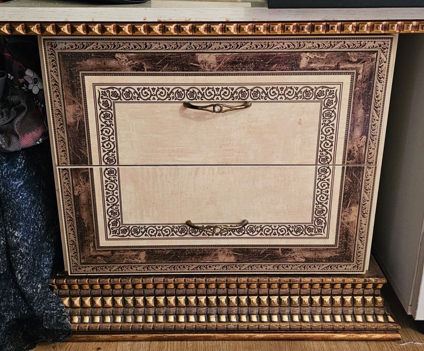 Pat tapitat + noptiera+ oglinda