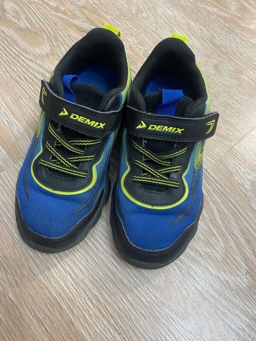 Продам детские кроссовки