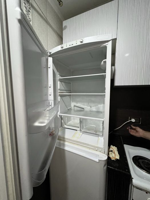 Продам за 5000, верх работает, морозилка нет