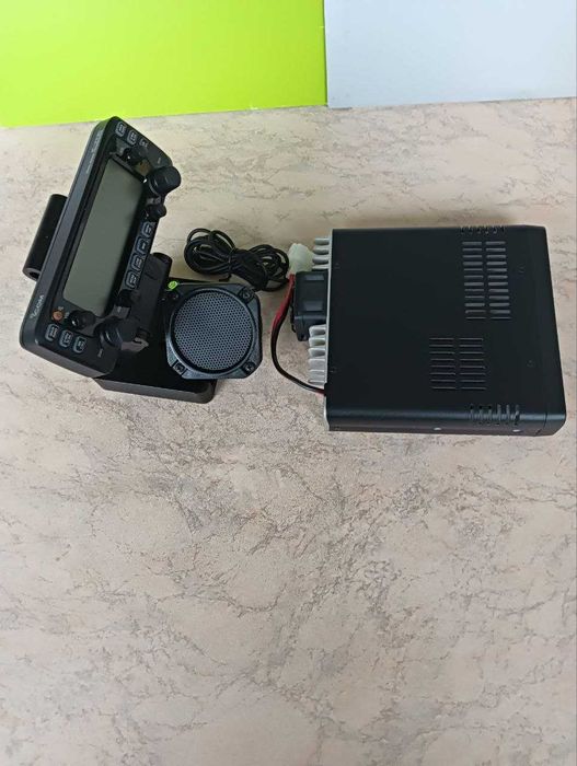 Продавам любителска радиостанция Icom IC-2730E
